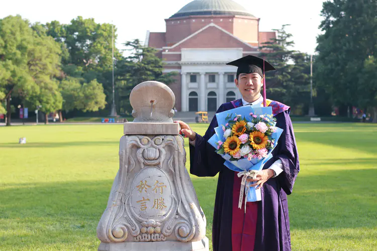 9931_手扶行胜于言.JPG